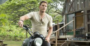 Chris-Pratt-with-motorcycle-Jurassic-World